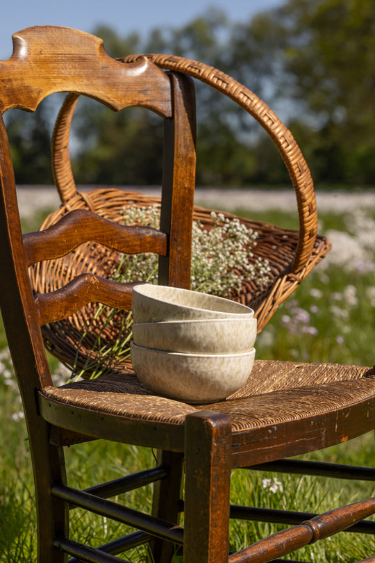 Gestapelde kommen in de kleur Limestone Valley van Mimo Homeware, zomers servies in crème wit en beige.