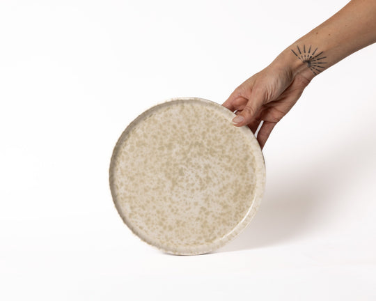 Japandi stijl ontbijtbord van Mimo Homeware. Portugees keramiek met glanzende en matte structuren.