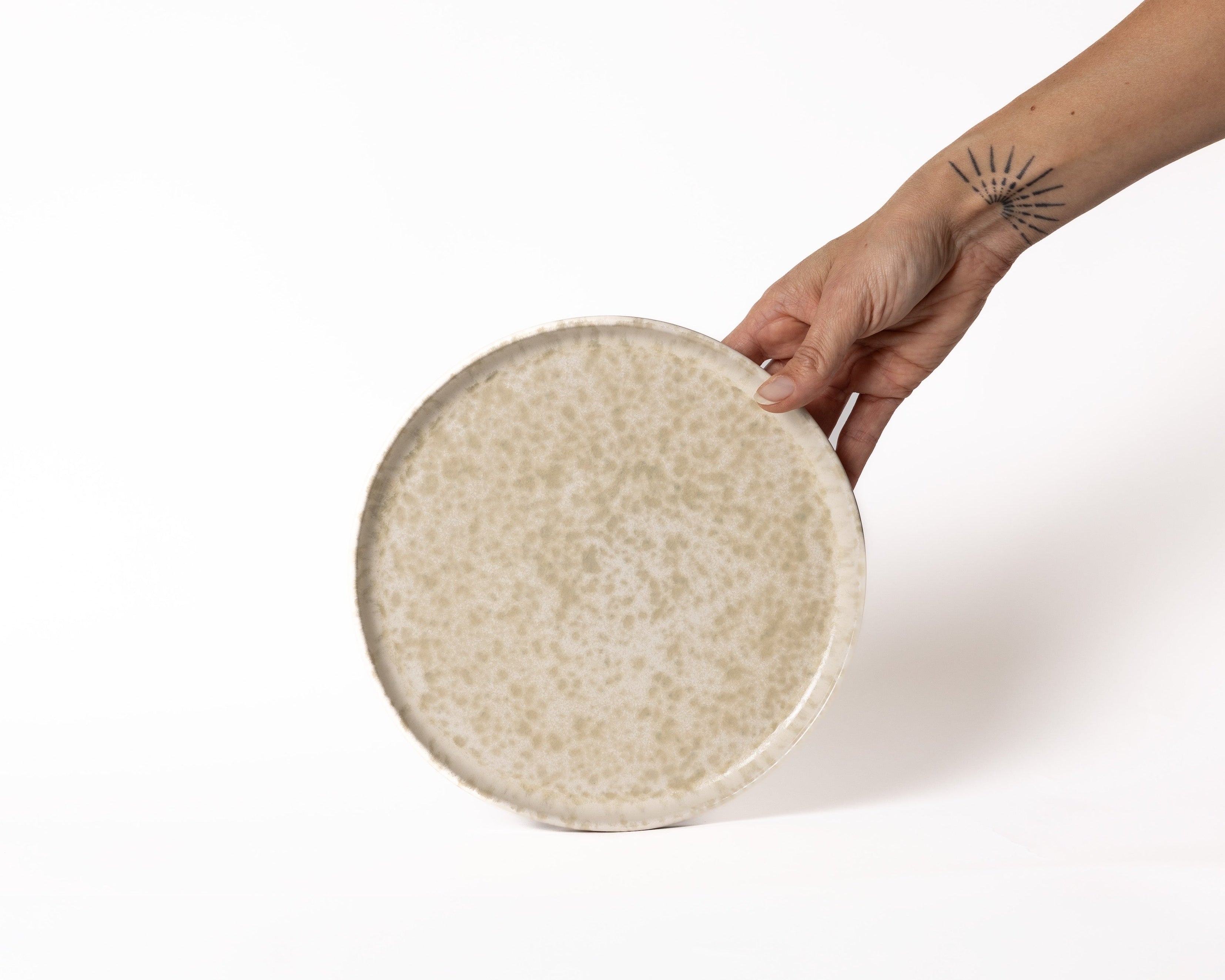 Japandi stijl ontbijtbord van Mimo Homeware. Portugees keramiek met glanzende en matte structuren.
