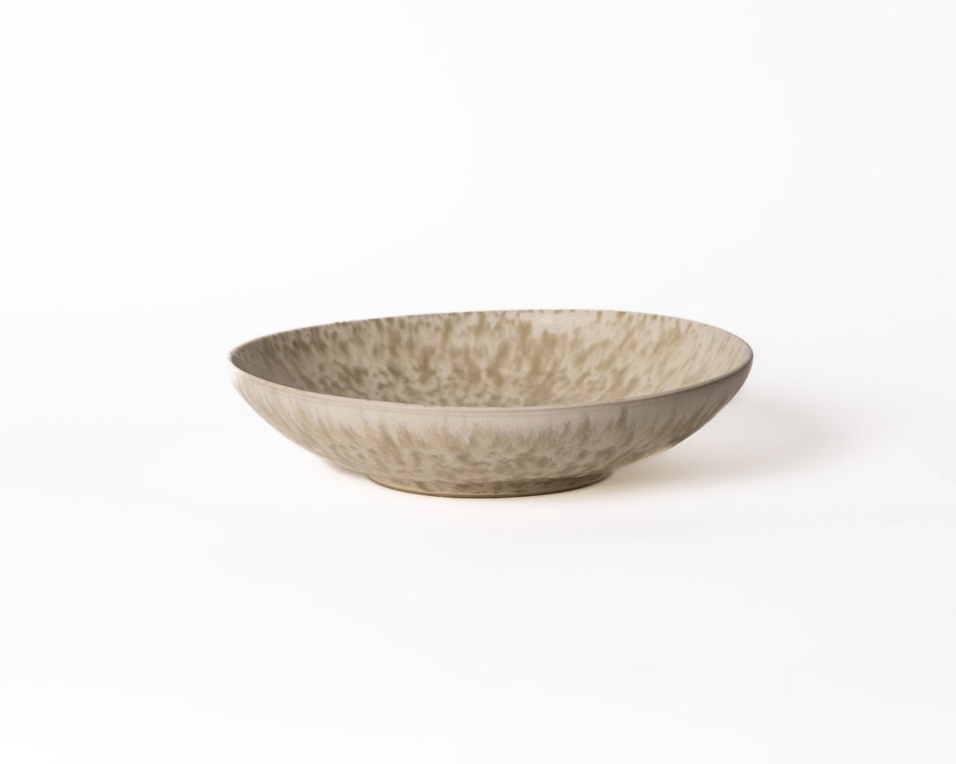 Beige met wit pastabord met glanzende textuur van Mimo Homeware. Diep bord in Japandi-stijl.