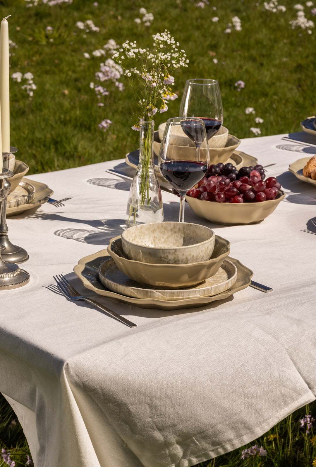 Zomers servies van Mimo Homeware in de kleuren Wild Olive en Limestone Valley. Serviesset in natuurlijke tinten met olijfgroen, crème en beige.