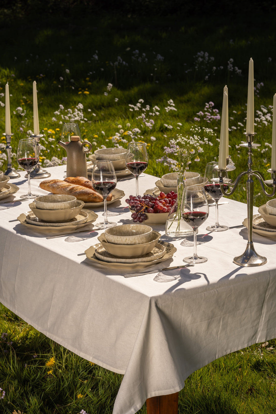 Crème, olijfgroen en beige servies van Mimo Homeware in romantische tafelsetting, klassieke stijl.