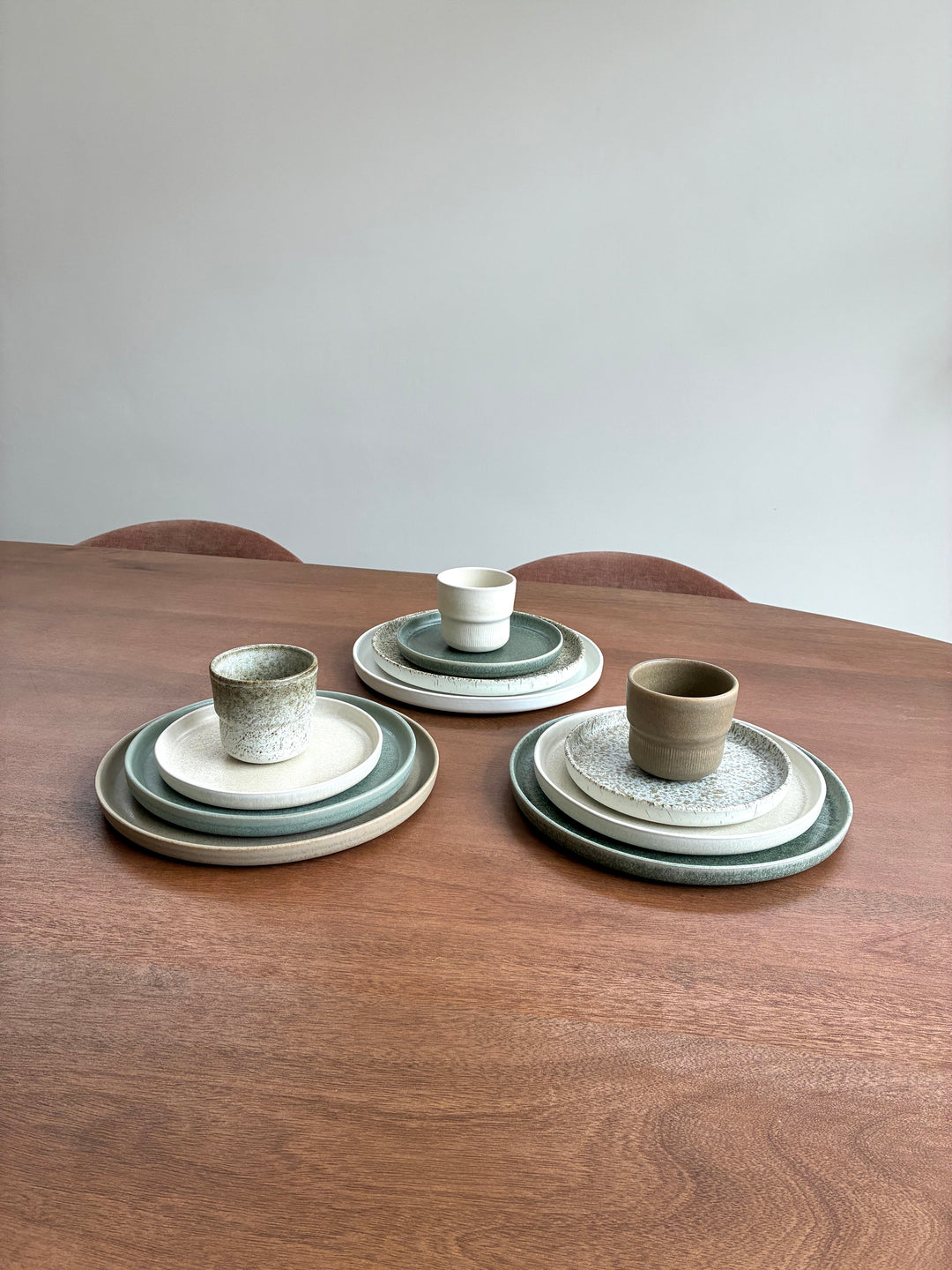 Servies van Mimo Homeware in bruin, wit, beige en groen. Japandi borden en koffiekopjes.