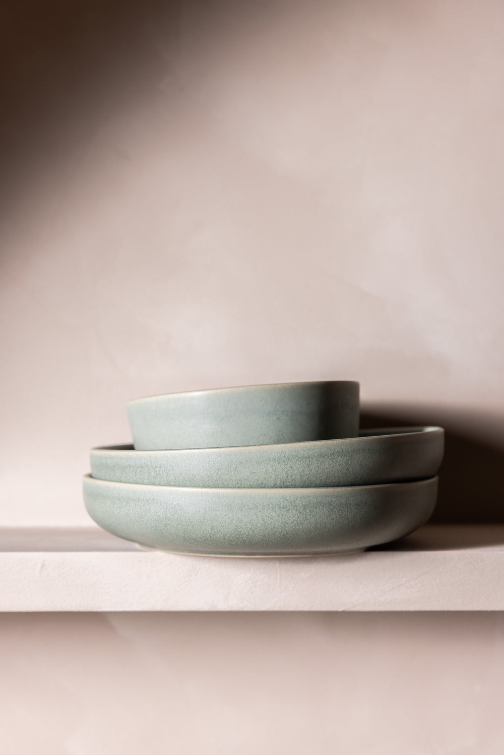 Blauwgroen servies in de kleur van de zee. Portugees servies van Mimo Homeware, in natuurlijke kleuren.