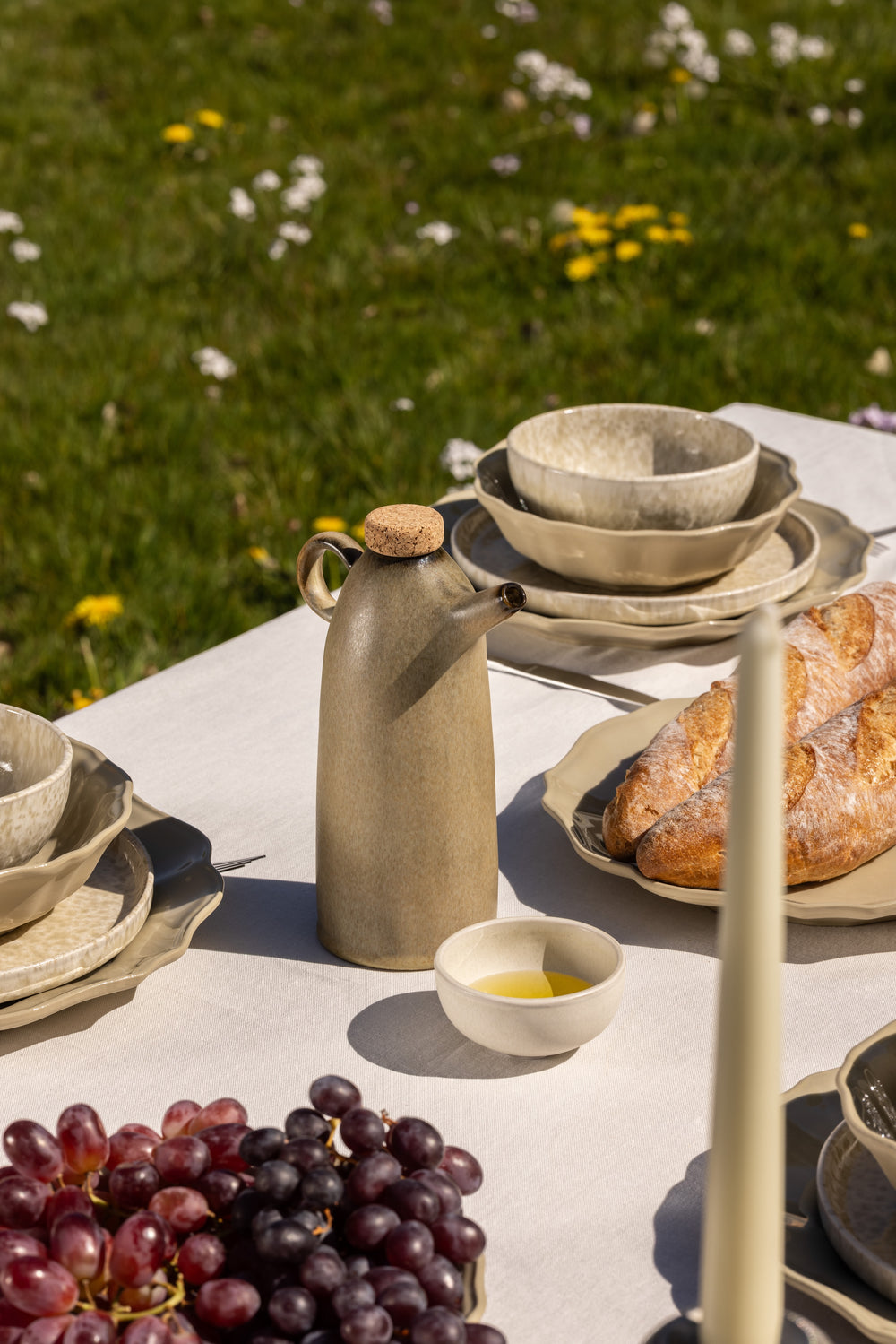 Servies, olijfoliefles en mini schaaltje van Mimo Homeware in wit, beige, bruin en taupe tinten.