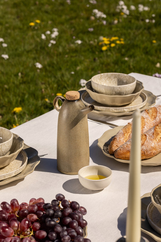 Servies, olijfoliefles en mini schaaltje van Mimo Homeware in wit, beige, bruin en taupe tinten.