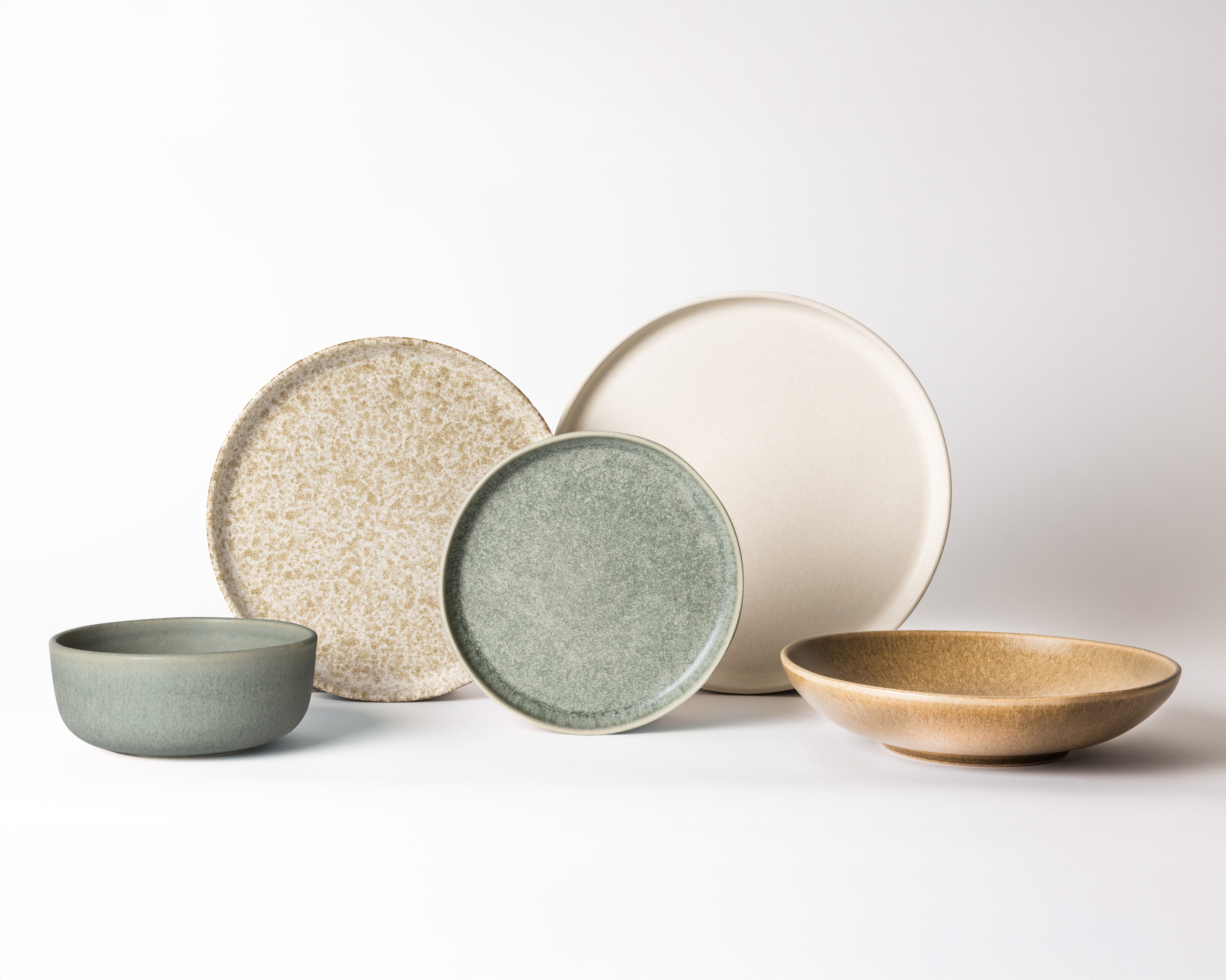 5-delige serviesset van Mimo Homeware met de kleuren blauwgroen, bruin en wit voor een rustgevende en minimalistische uitstraling.