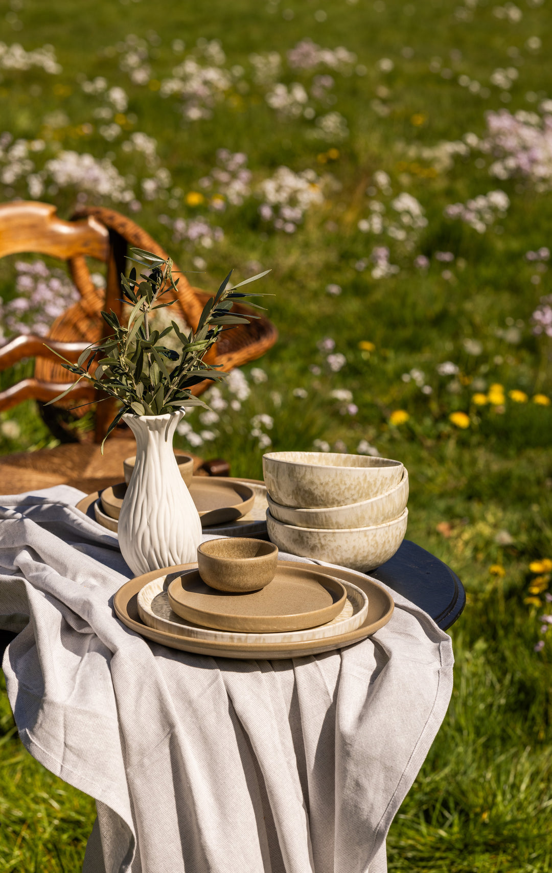 Japandi servies voor binnen en buiten, stijlvolle serviessets van Mimo Homeware.