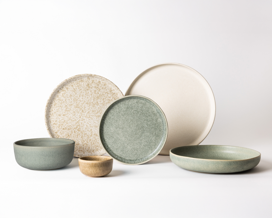 Stabelbare bordenset van Mimo Homeware in de natuurlijke kleuren blauwgroen, wit en bruin. Geïnspireerd op de Portugese kustlijn.