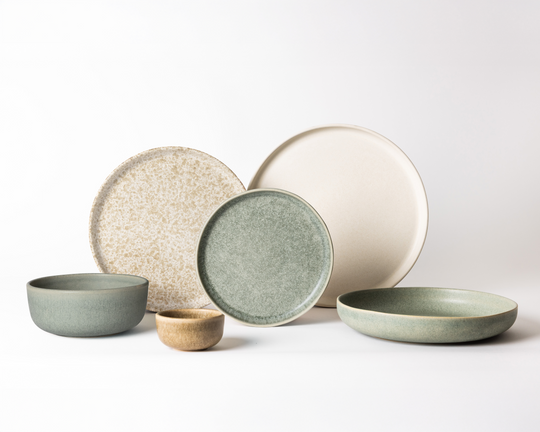 Stabelbare bordenset van Mimo Homeware in de natuurlijke kleuren blauwgroen, wit en bruin. Geïnspireerd op de Portugese kustlijn.