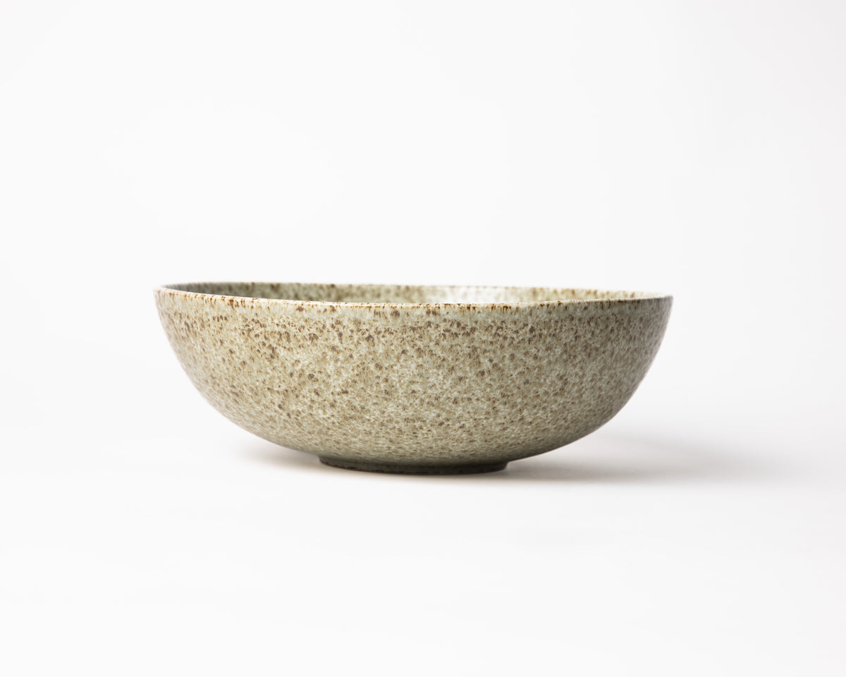Grote saladeschaal van Mimohomeware in crèmewit, bruin en beige. Ook geschikt als fruitschaal of grote serveerschaal.