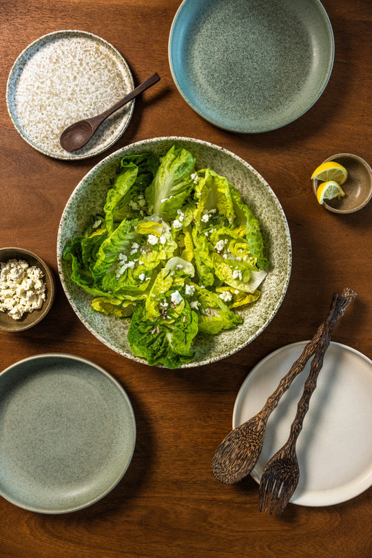 Gedekte eettafel met Saladeschaal in beige en bruin en servies in aardetinten van Mimo Homeware. 