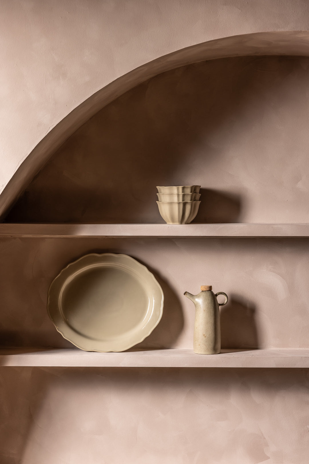Beige servies van Mimo Homeware in klassieke en moderne vormen. Gemaakt in Portugal.