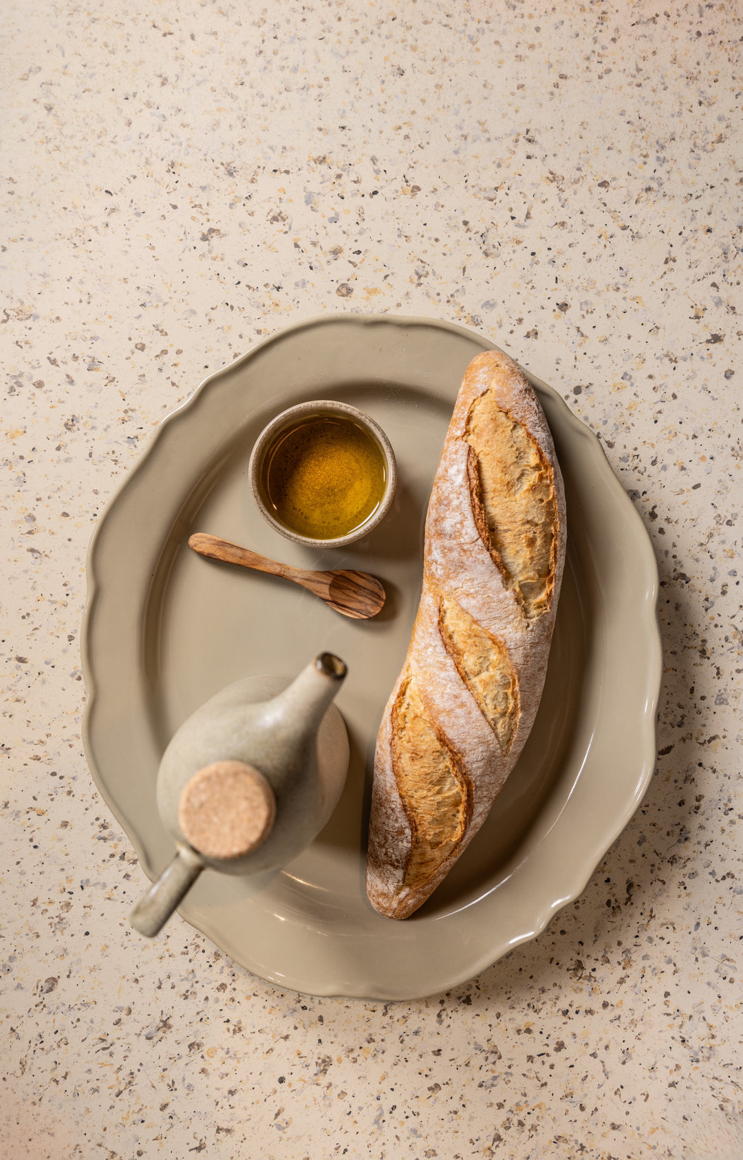 Grote serveerschaal ovaal van keramiek. Olijfgroen en beige servies van Mimo Homeware.