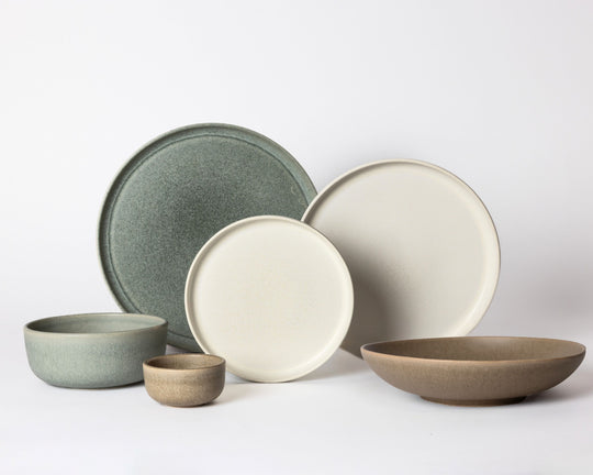Serviesset keramiek voor 6 personen in de natuurlijke kleuren Ocean Breeze en Dreamy Ivory van Mimo Homeware.