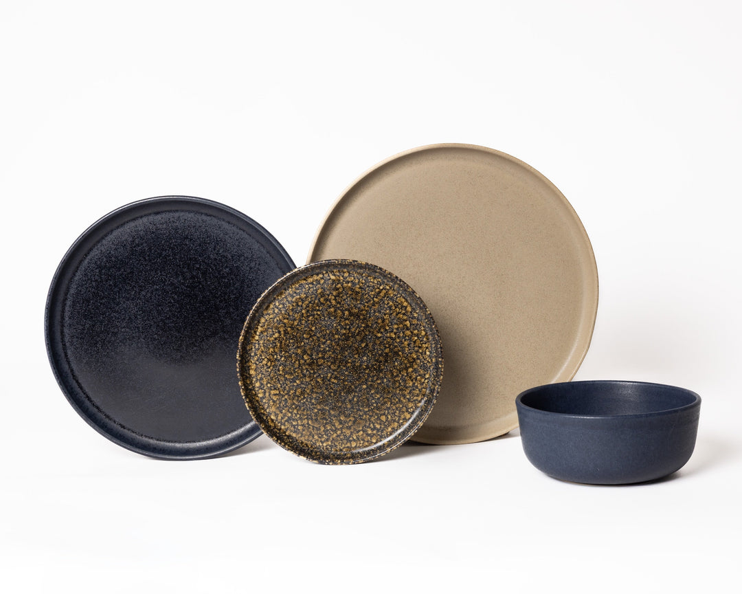 Donkerblauw met bruine serviesset van Mimo Homeware. Elegant, chique servies in restaurantkwaliteit.