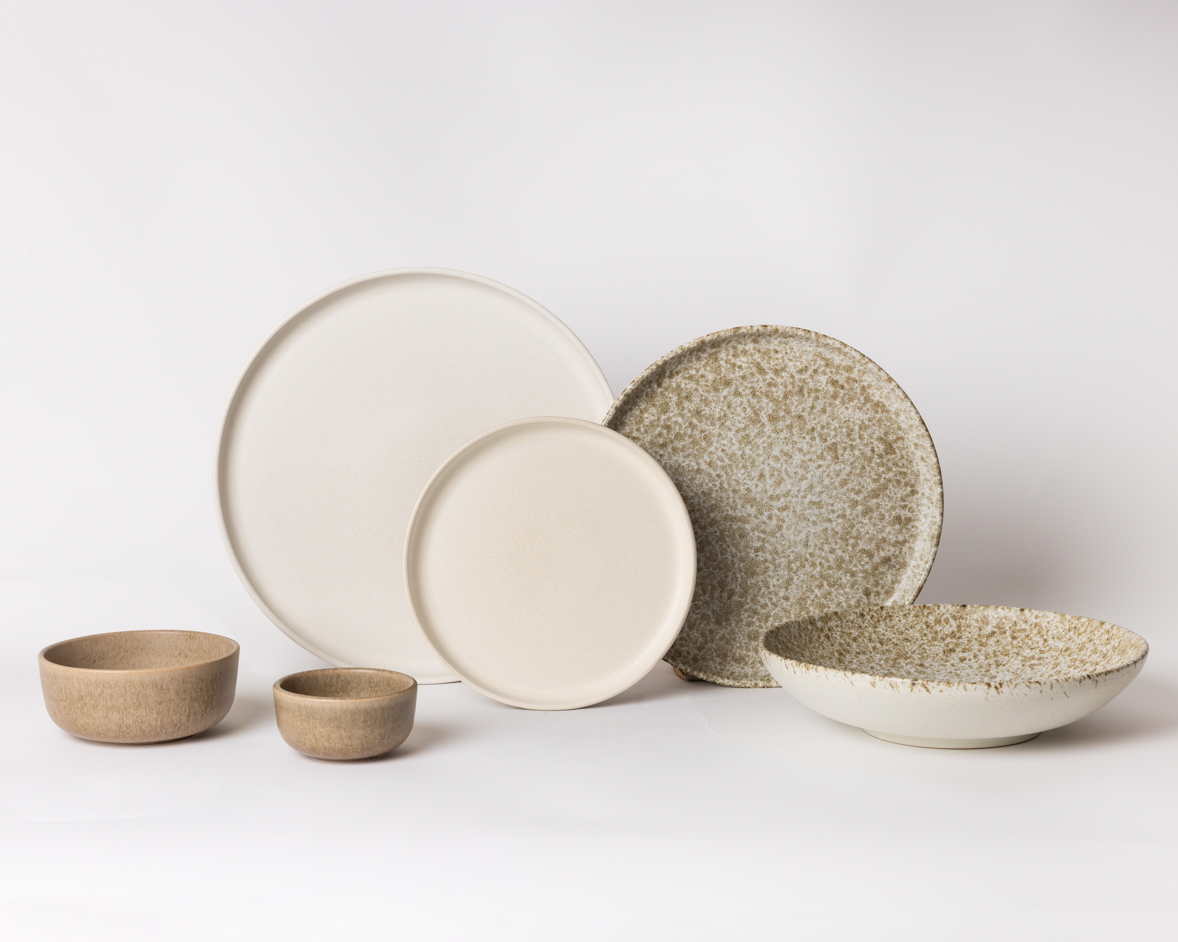 Serviesset in bruin, wit en beige van Mimo Homeware, gemaakt van natuurlijke materialen