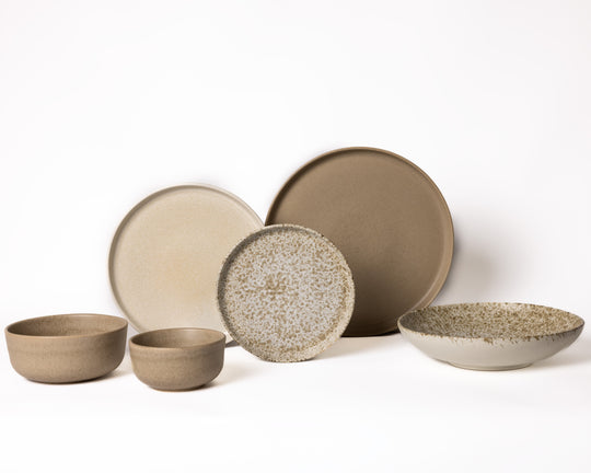 Bruine en beige serviesset en borden van Mimo Homeware, perfect voor je Japandi interieur