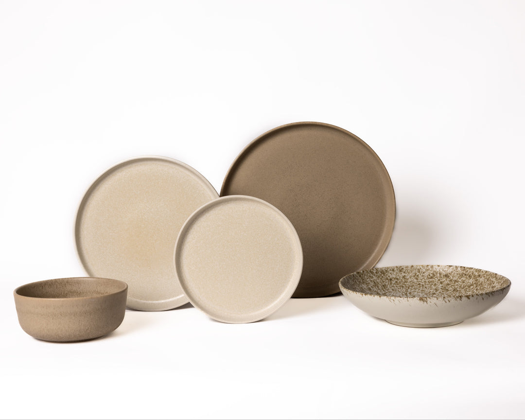 Serviesset in bruin, beige en crème kleuren. Japandi servies van Mimo Homeware.