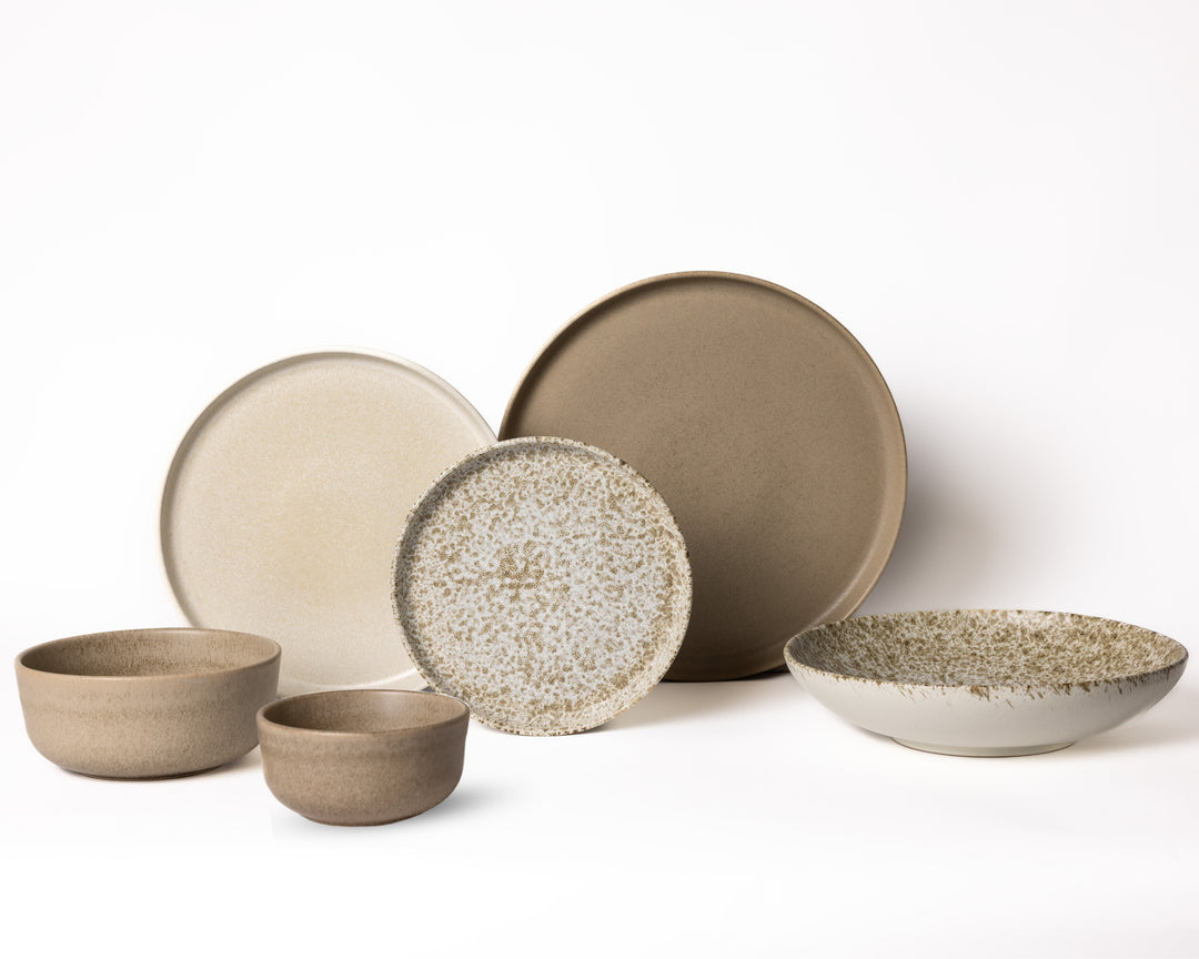 Bruine en beige serviesset en borden van Mimo Homeware, perfect voor je Japandi interieur