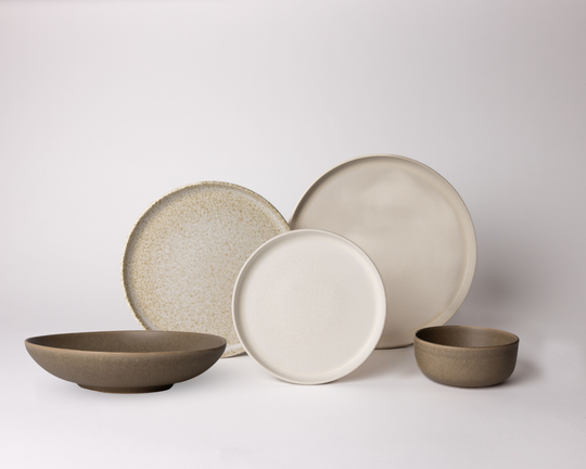 Aardewerk servies van Mimo in zachte Japandi kleuren, ideaal als ontbijt- of diner serviesset.
