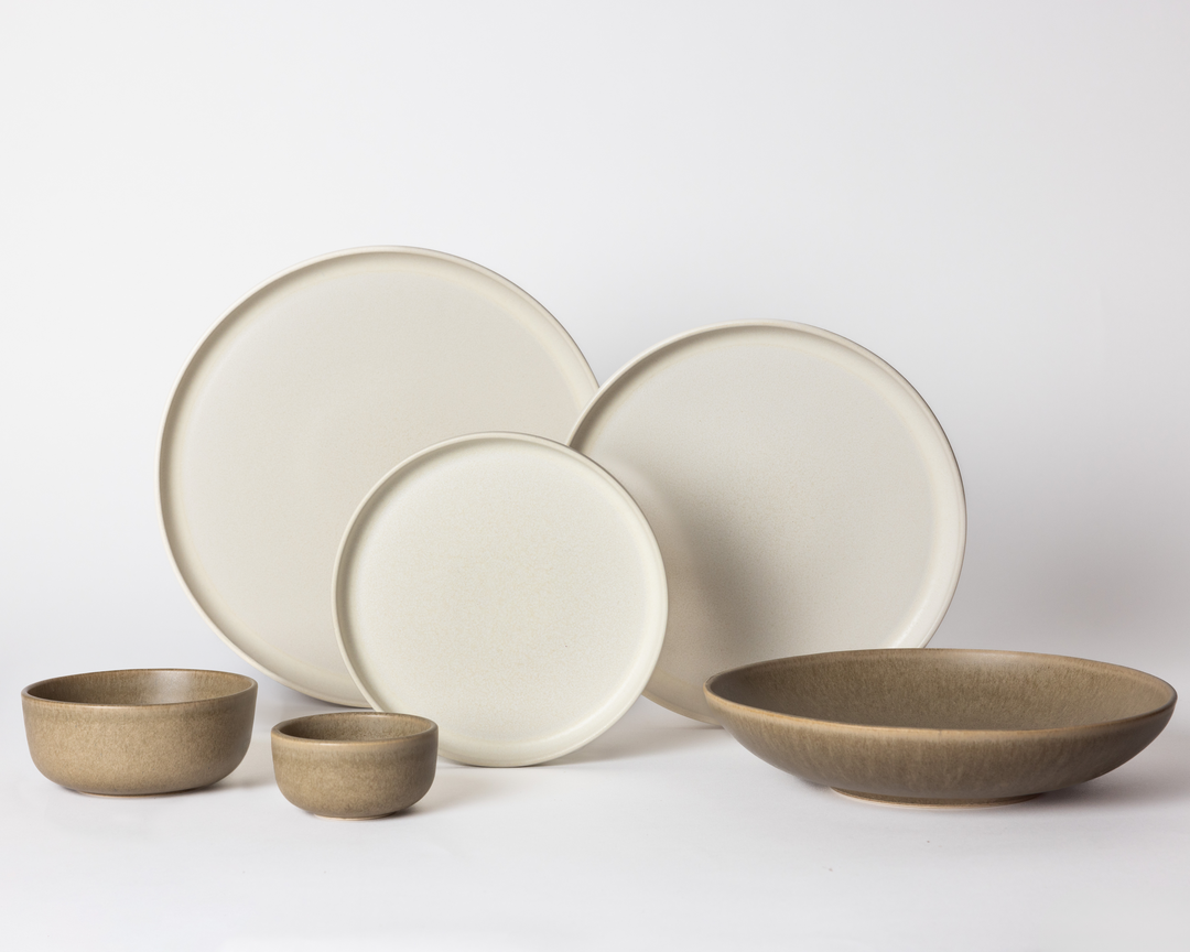 Crème wit en bruin aardewerk servies van Mimo Homeware. Serviesset voor 6 personen met minimalistische uitstraling.