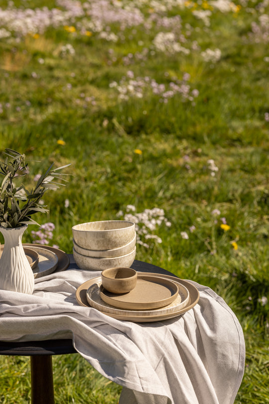 Bruin en beige servies in Japandi-stijl. Minimalistische borden en kommen voor een stijlvol interieur.