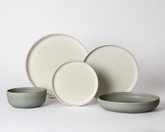 Tijdloze serviesset van Mimo Homeware in blauwgroen en wit keramiek, Ocean Breeze en Dreamy Ivory gecombineerd.