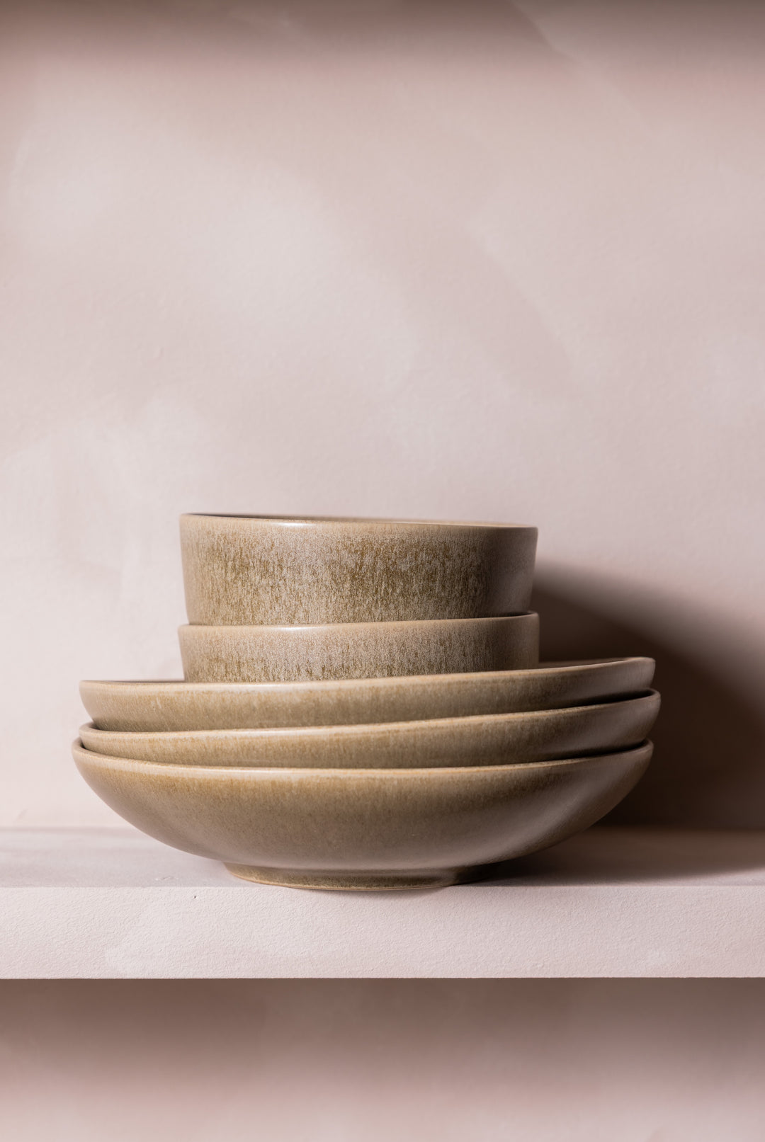 Stapelbaar servies van Mimo Homeware in bruine en beige tinten. Diepe borden en kommen van keramiek.