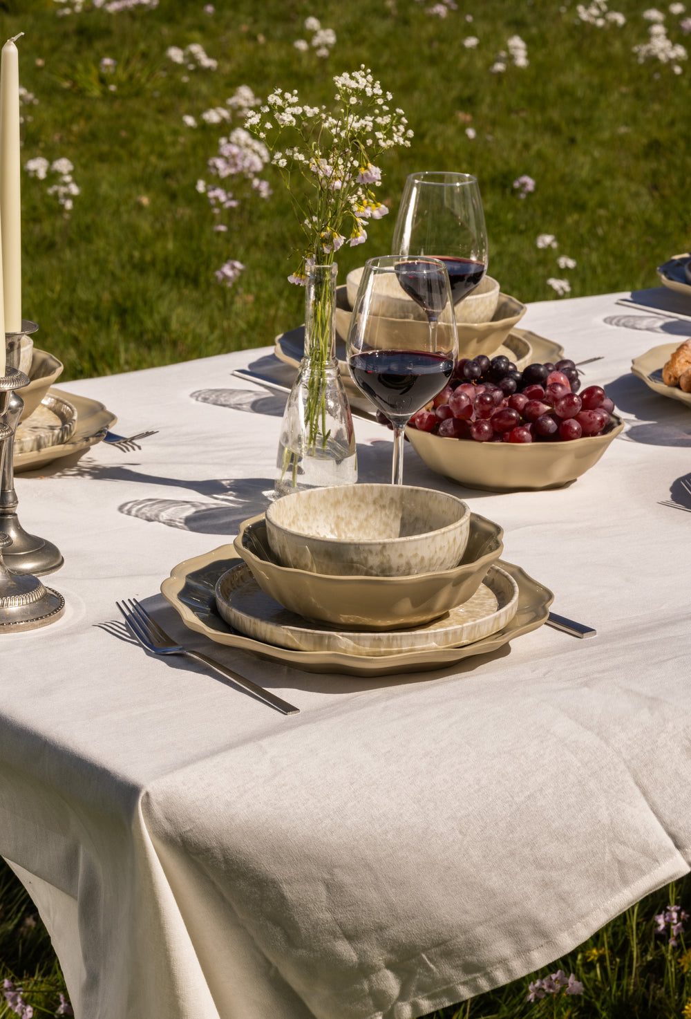 Glanzend servies van Mimo Homeware in gemengde beige, crème en taupe tinten.