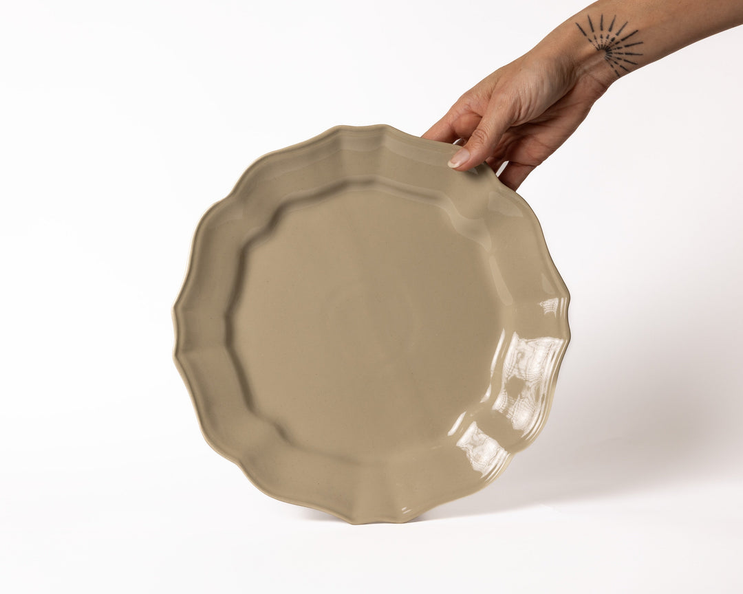 Elegant glanzend keramiek dinerbord van Mimo Homeware in klassieke stijl.