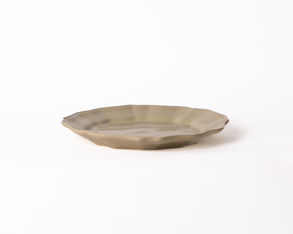 Olijfgroen en modderbruin dinerbord van Mimo Homeware. Klassieke stijl servies in een modern jasje.