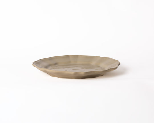 Olijfgroen en modderbruin dinerbord van Mimo Homeware. Klassieke stijl servies in een modern jasje.