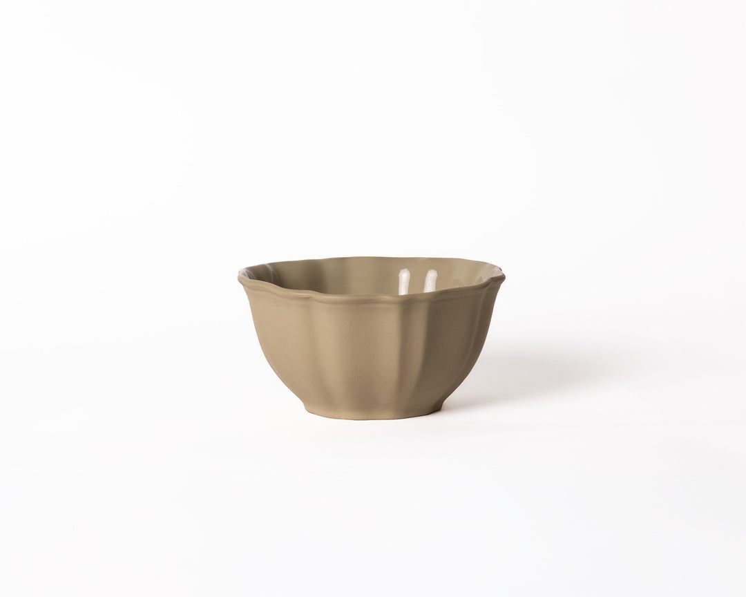 Keramieken kom van Mimo Homeware met klassieke Franse bloemvorm, in romantische stijl.