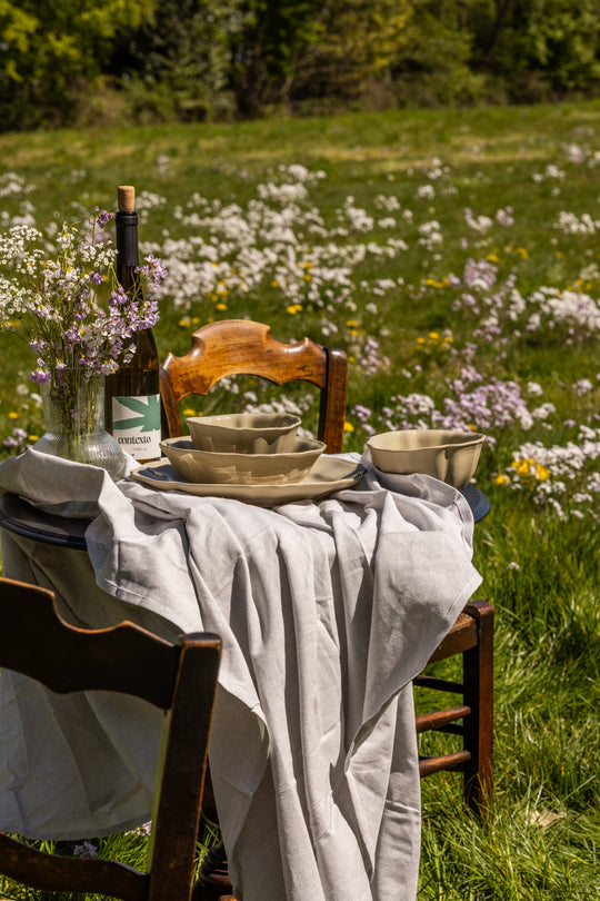 Borden en kommen van Mimo Homeware in natuurlijke tinten in buitensetting in romantische stijl.