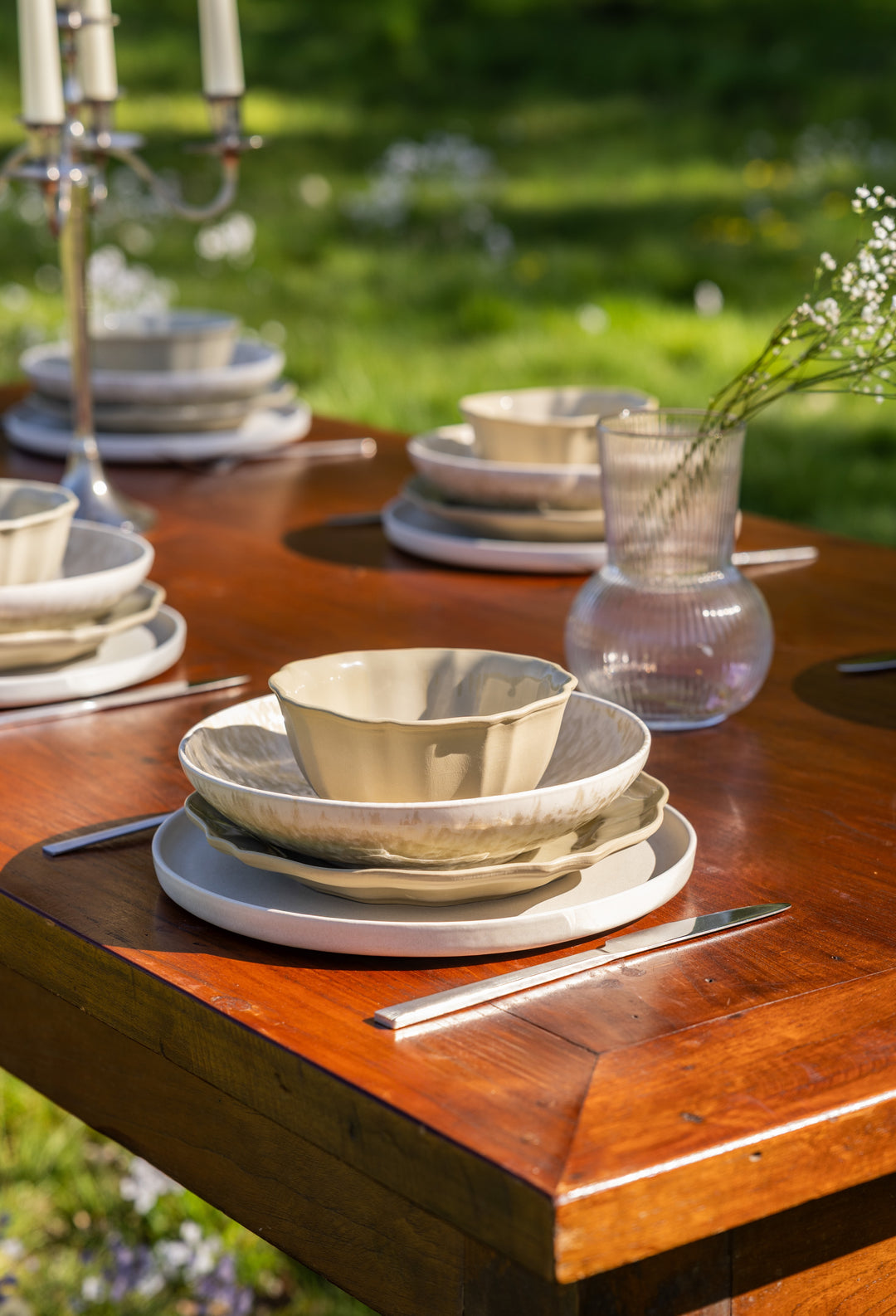 Romantische gedekte tafel met servies in klassieke en Japandi stijl van Mimo Homeware uit Portugal.