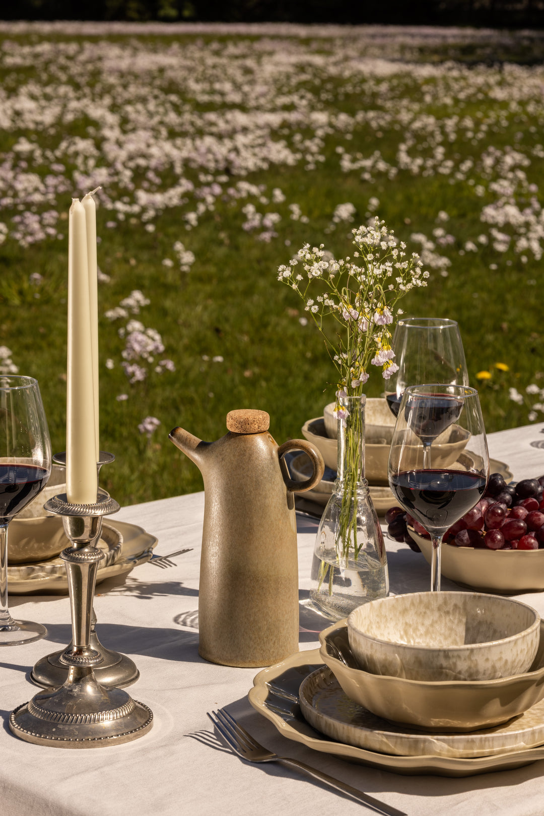 Servies en olijfoliefles van Mimo Homeware. Mooi, kwalitatief keramiek gemaakt in Portugal.