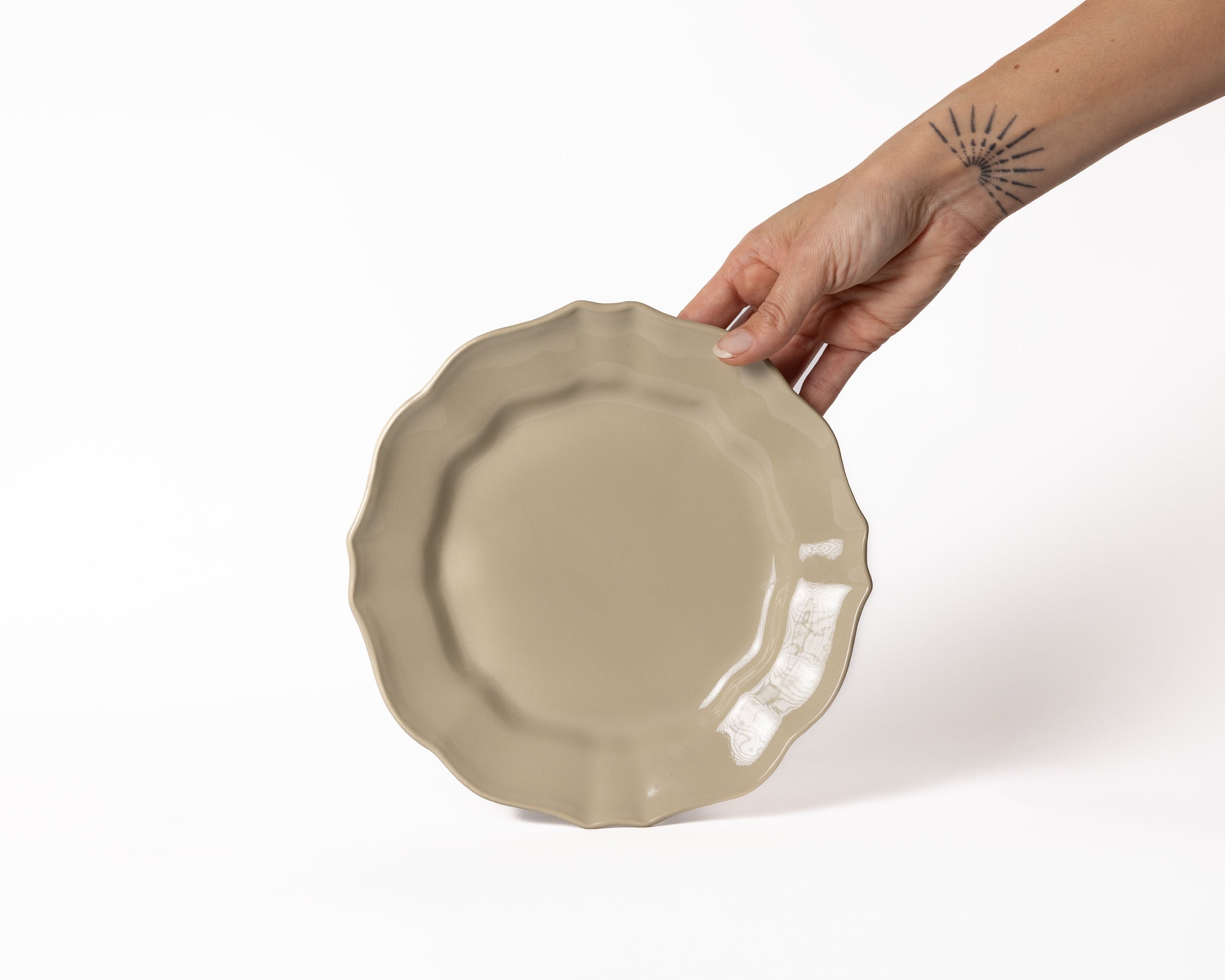 Ontbijtbord in klassieke stijl van Mimo Homeware. Elegant servies van keramiek, gemaakt in Portugal.