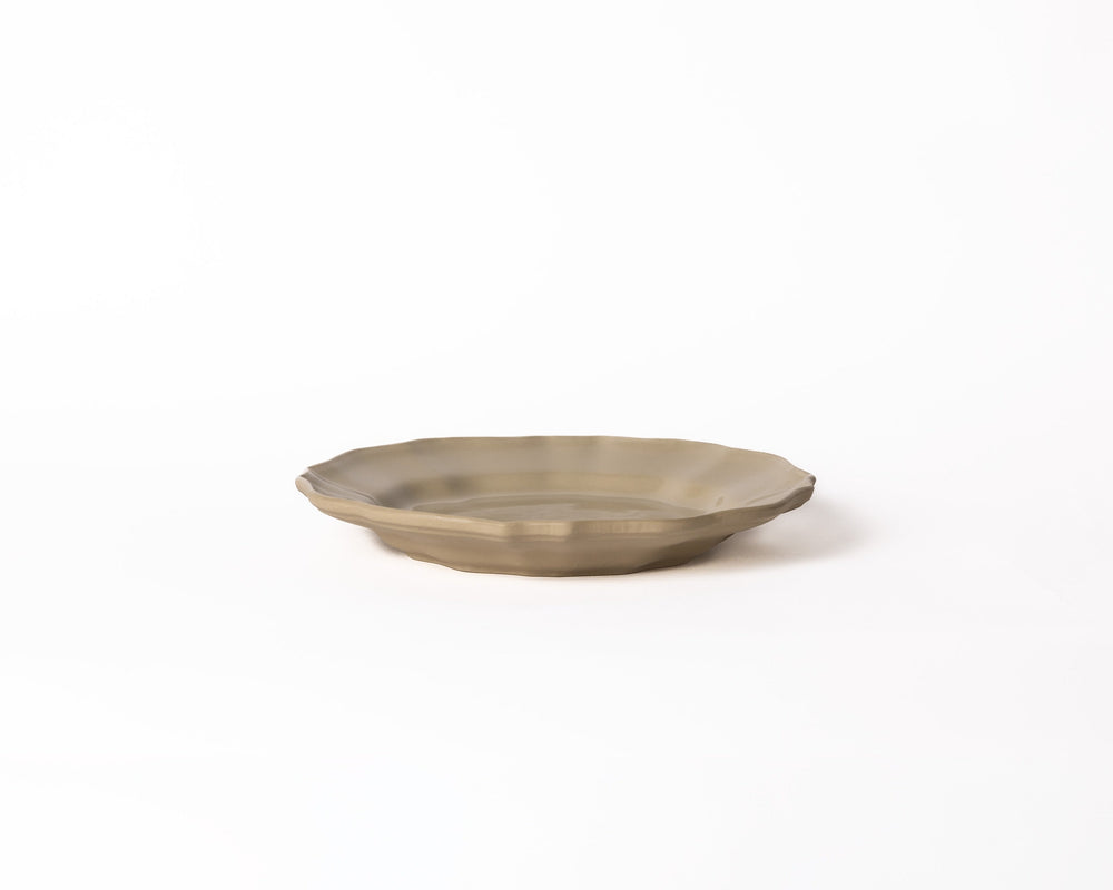 Keramieke borden in klassieke Franse stijl van Mimo Homeware. Zomers servies voor een elegante eettafel.