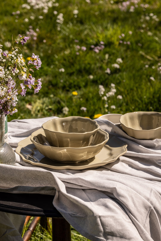 Keramiek Portugees servies van Mimo Homeware met sierlijke randen en een zomerse stijl.