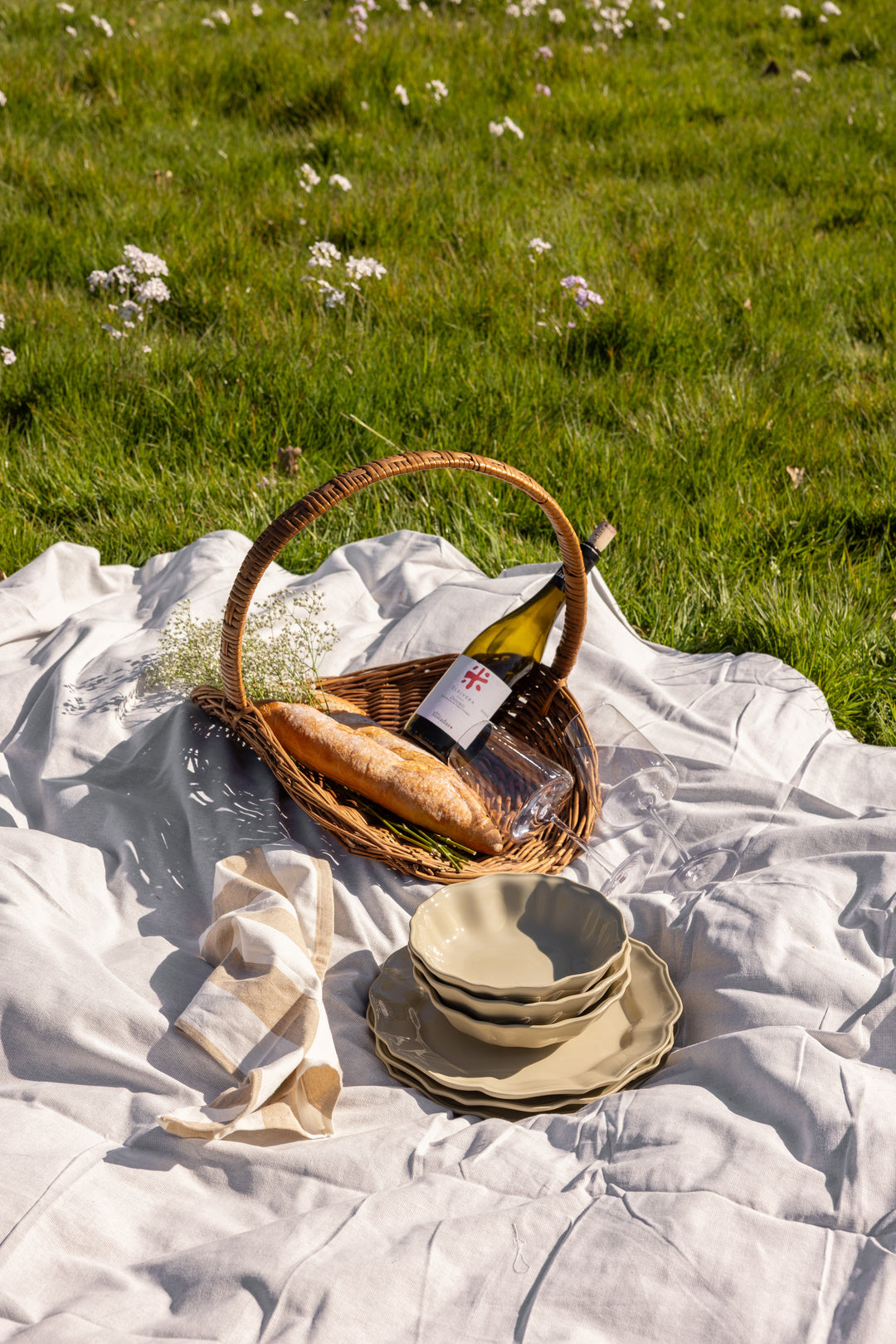 Picknicksetting met saliegroen servies van Mimo Homeware. Elegant, klassiek servies in Franse vormen.