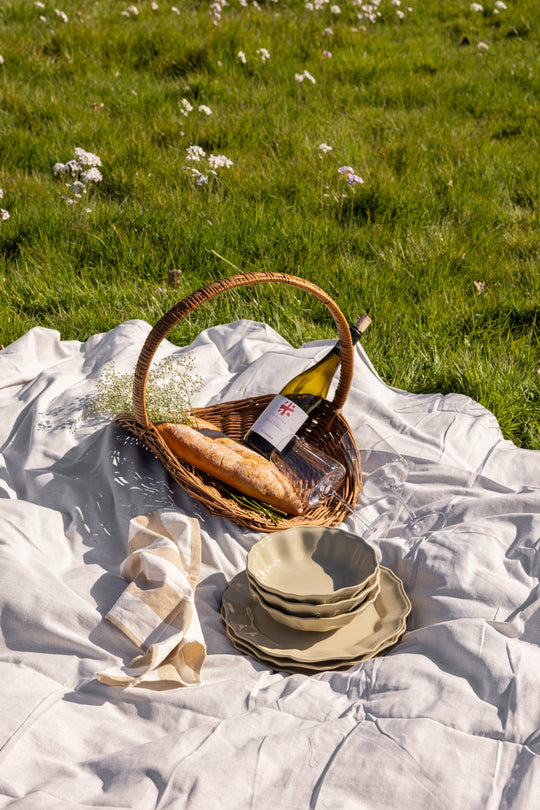 Picknicksetting met saliegroen servies van Mimo Homeware. Elegant, klassiek servies in Franse vormen.