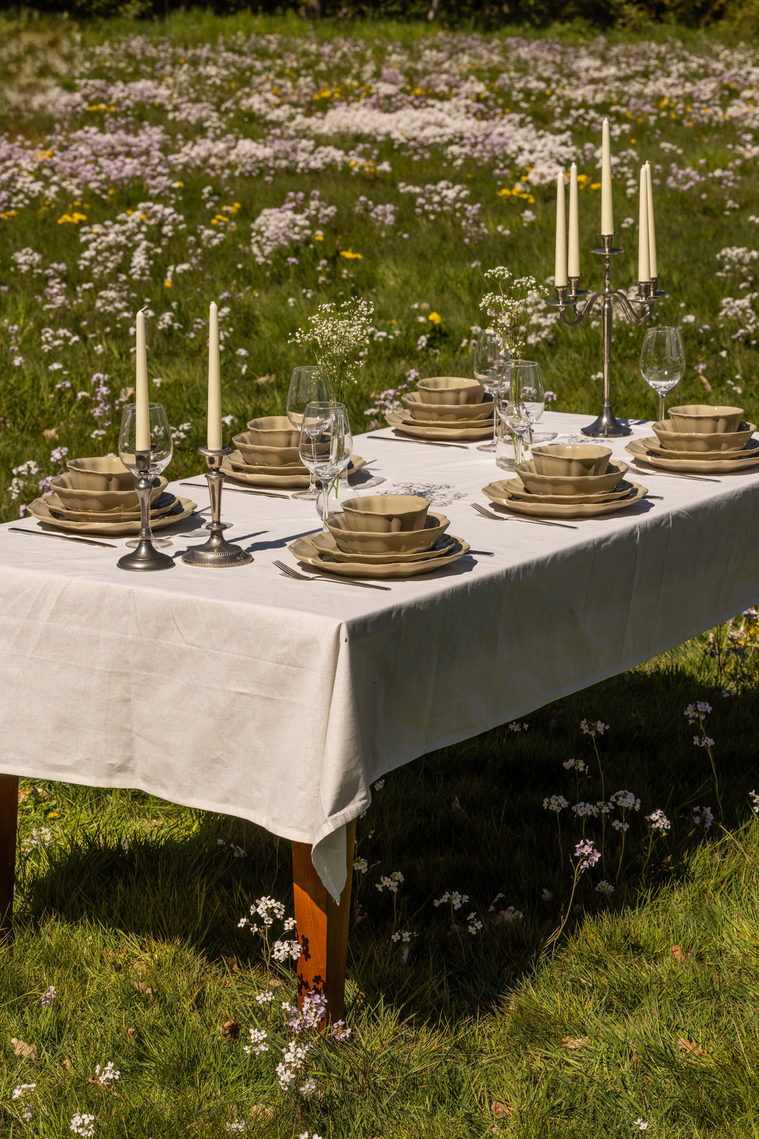 Tuintafel buiten gedekt met servies in Franse stijl van Mimo Homeware in groenbruine kleuren.
