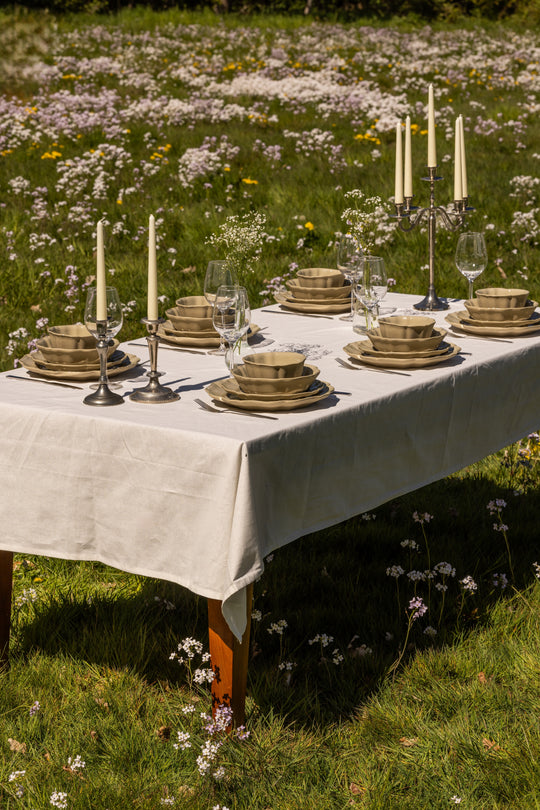 Tuintafel buiten gedekt met servies in Franse stijl van Mimo Homeware in groenbruine kleuren.