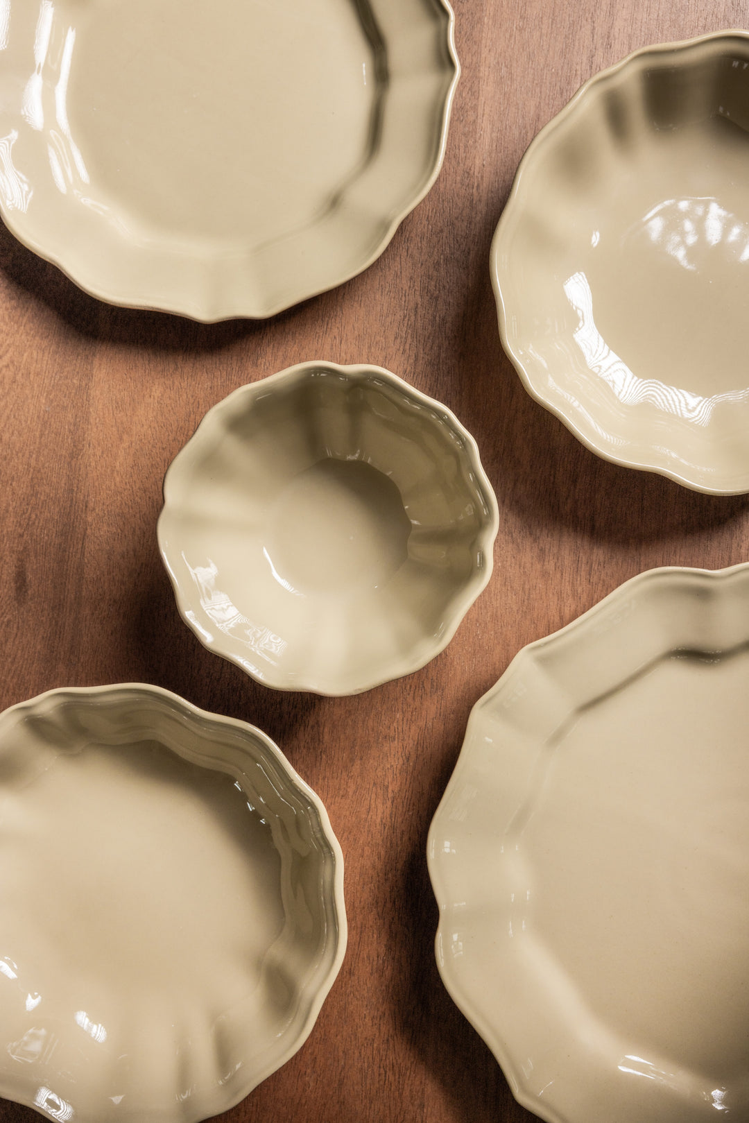 Olijfgroene borden, kommen en schaaltjes van Mimo Homeware in klassieke stijl, Frans servies gemaakt in Portugal.