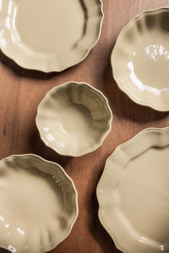 Olijfgroene borden, kommen en schaaltjes van Mimo Homeware in klassieke stijl, Frans servies gemaakt in Portugal.