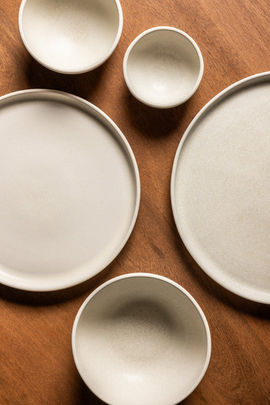 Minimalistisch mat wit servies van Mimo Homeware. Neutrale borden en schaaltjes.
