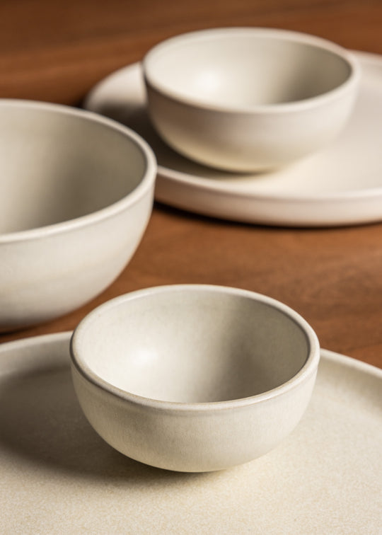 Matte witte schaaltjes en kommen van Mimo Homeware in Japandi stijl.