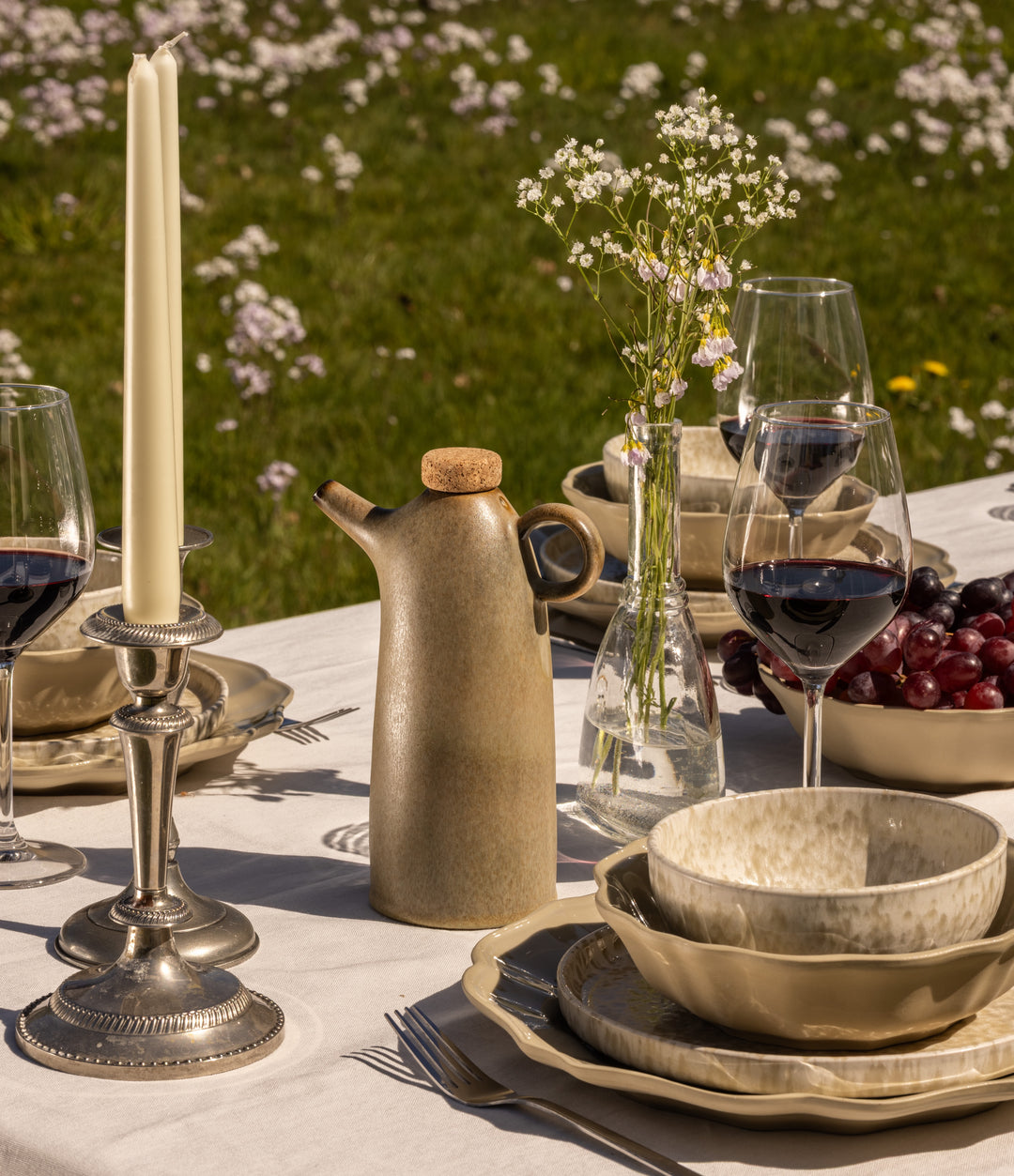 Beige en olijfgroen servies in klassieke en moderne stijl van Mimo Homeware.