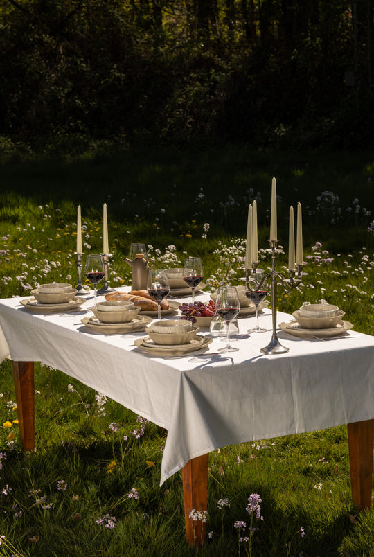 Zomerse tafelsetting met kwalitatief servies van Mimo Homeware in de kleuren Wild Olive en Limestone Vallet.